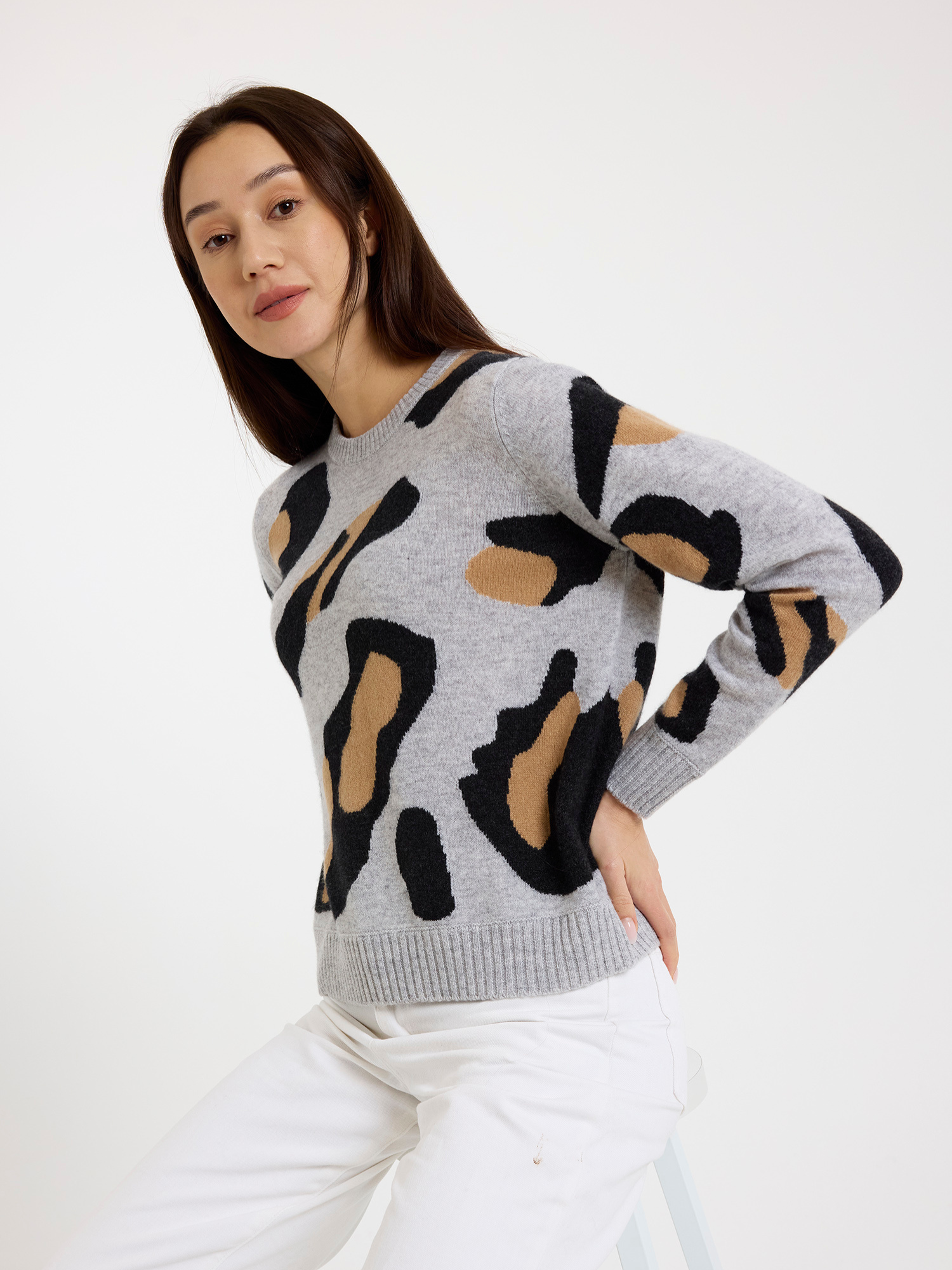 ABSTRACT LEOPARD CREW NECK JUMPER IN SUPER GREY